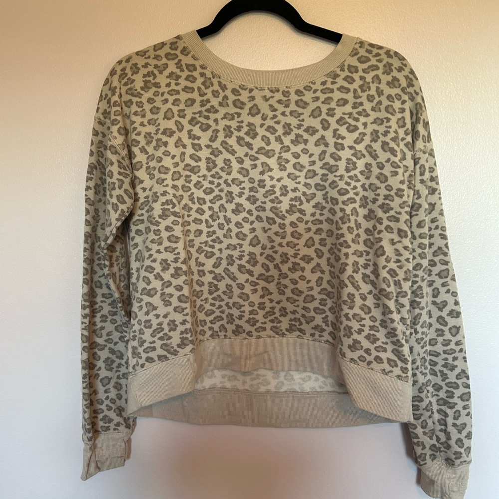 Cropped leopard print sweatshirt
